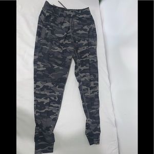 Women’s alphalete joggers camo size small.